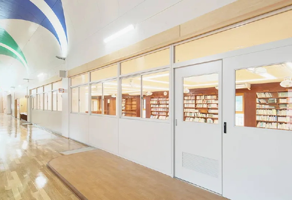 学校間仕切