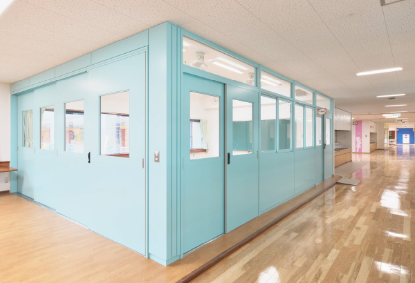 学校間仕切り2