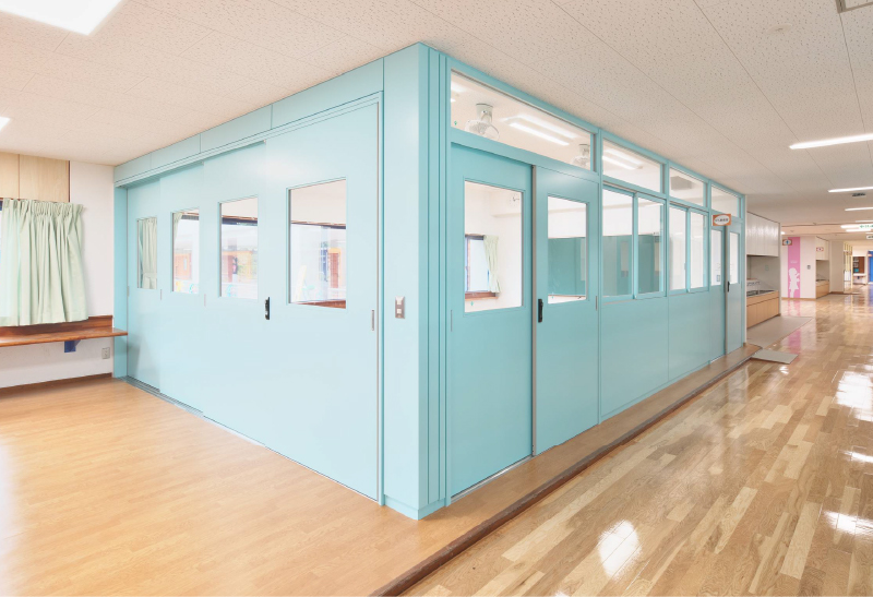 学校間仕切り2